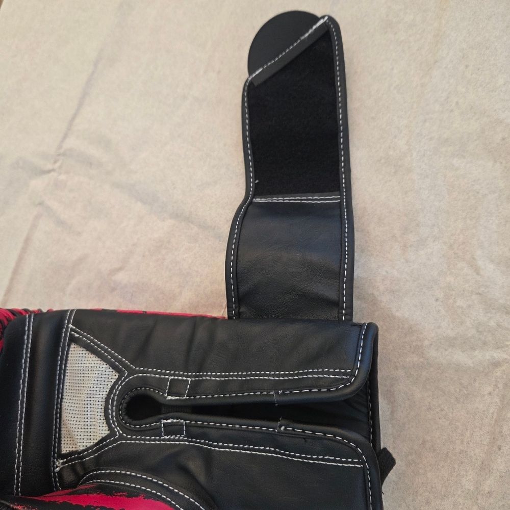 Century Martial Arts Brave Boxing Gloves Kids Youth 6oz Red & Black Grab Tab NEW - Picture 6 of 10